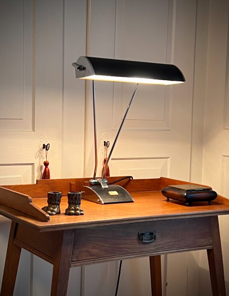 Eileen Gray Chrome Desk Lamp – Jumo, France 1950s Mid-century chrome desk lamp by Eileen Gray for Jumo with aviation-inspired body and adjustable reflector, France 1950s