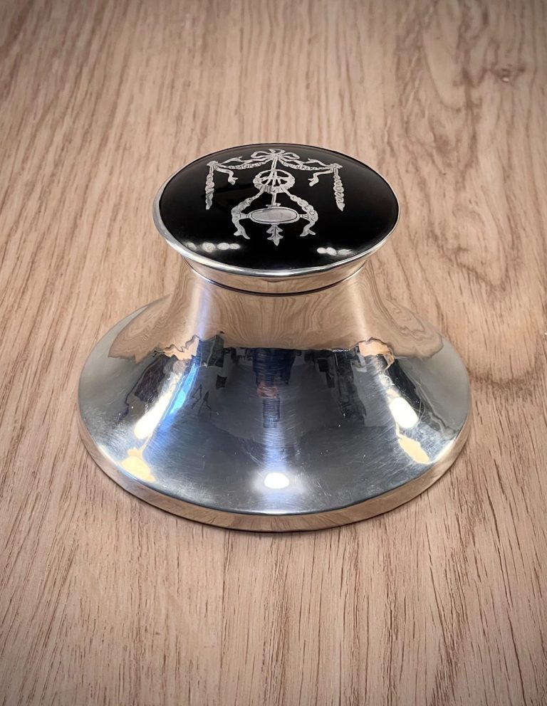 Sterling Silver Capstan Inkwell – Piqué Tortoiseshell Lid, London 1919 Sterling silver capstan-form inkwell with piqué tortoiseshell lid and original glass insert, fully hallmarked London 1919, neoclassical desi