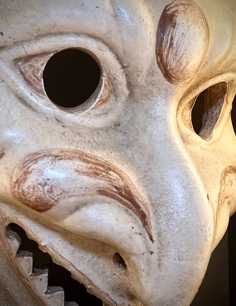 Grotesque Roman Mask – Terracotta Replica from Römisch-Germanisches Museum Cologne Terracotta replica of a grotesque Roman mask with exaggerated features, produced for the Römisch-Germanisches Museum Cologne, used as domest